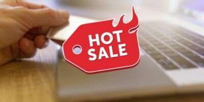 persona comprando en línea con logo Hot Sale - T1 Páginas